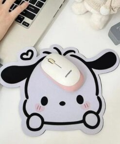 Miếng lót chuột hoạt hình Búp Bê Siêu Cute được làm từ chất liệu cao cấp, thường là cao su tự nhiên kết hợp với vải mịn