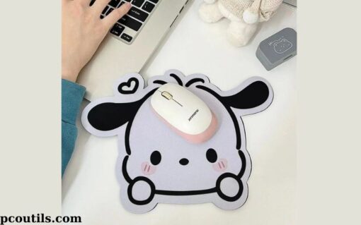 Miếng lót chuột hoạt hình Búp Bê Siêu Cute được làm từ chất liệu cao cấp, thường là cao su tự nhiên kết hợp với vải mịn